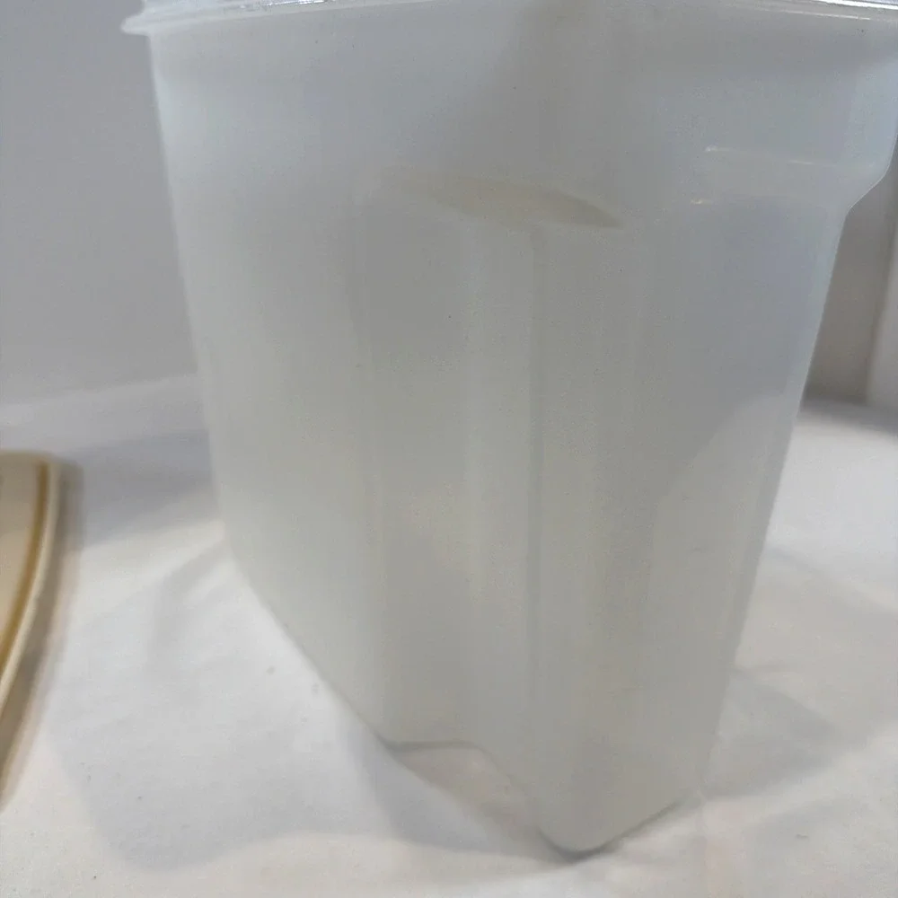 Rubbermaid‎ Servin Saver 1.3 Gallon 5.0 L Cereal Keeper Storage Container Almond
